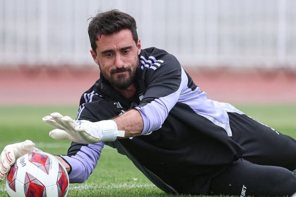 Fernando De Paul entrenando con la camiseta de Colo-Colo.