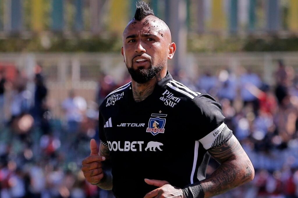 Arturo Vidal con la camiseta negra de Colo-Colo.