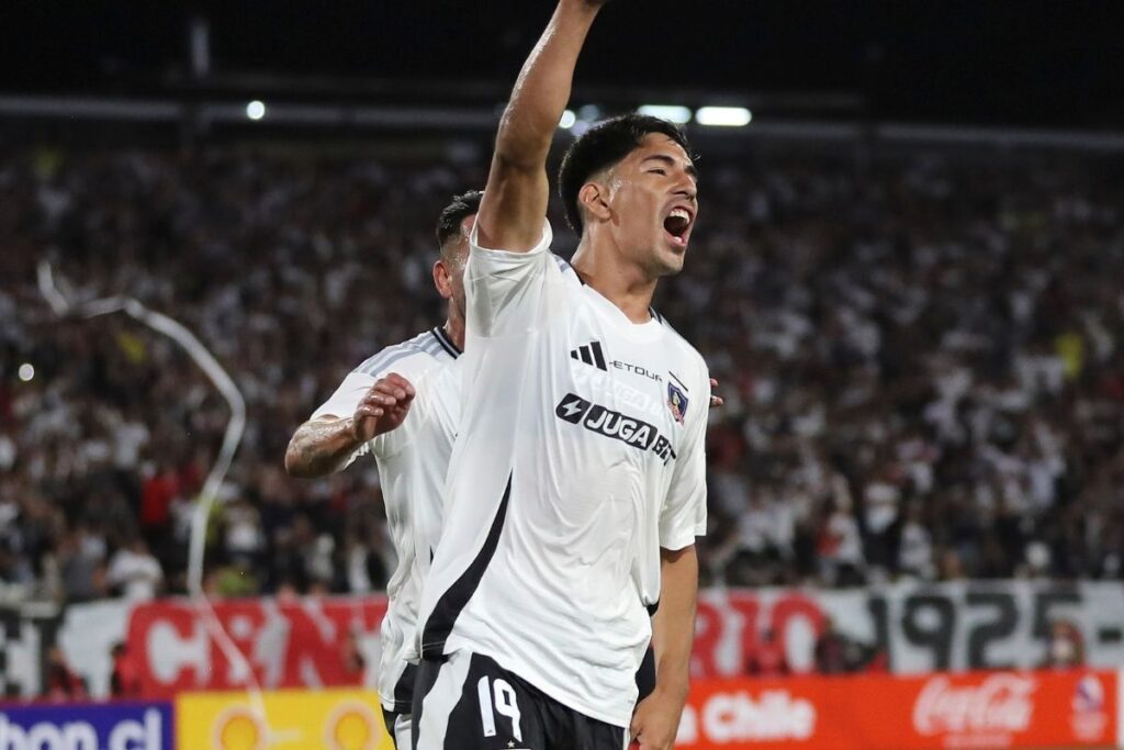 Salomón Rodríguez celebra su gol con Colo-Colo frente a Deportes Limache