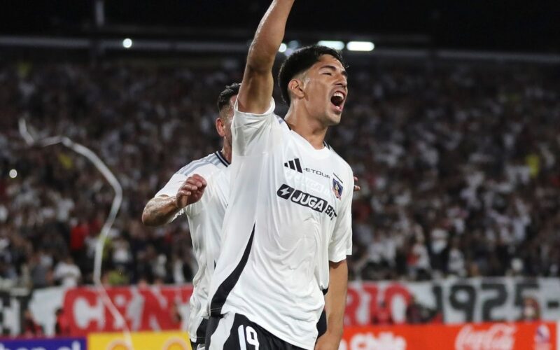 Salomón Rodríguez celebra su gol con Colo-Colo frente a Deportes Limache