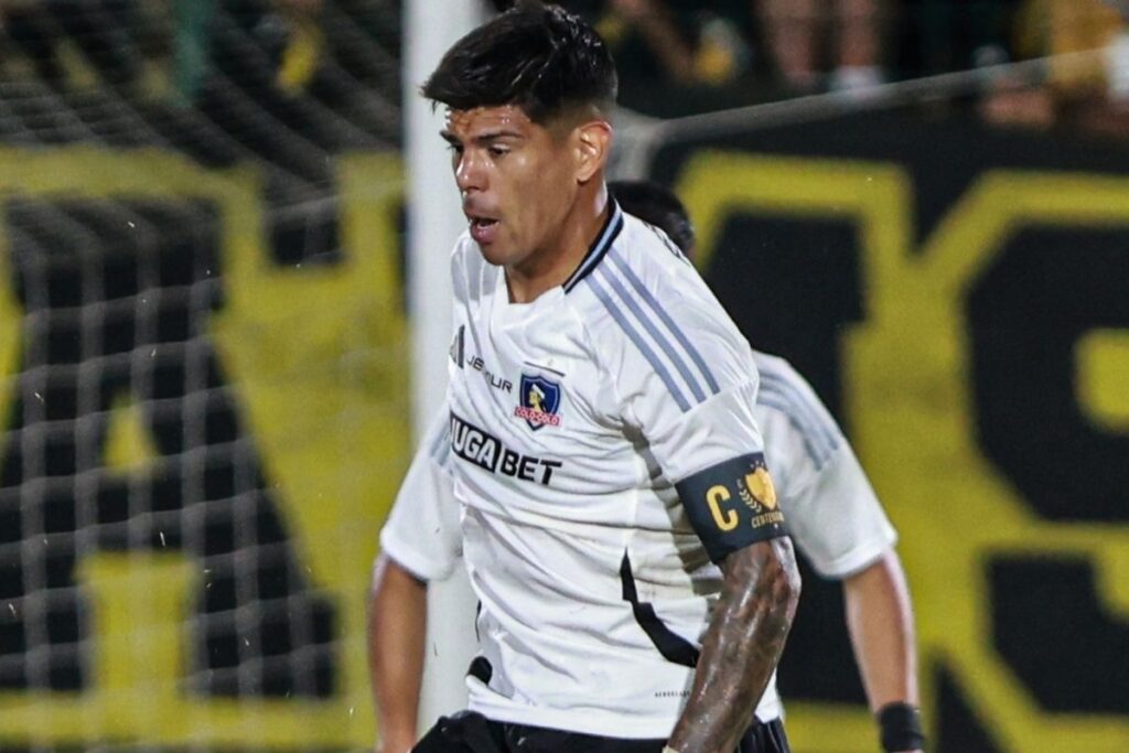 Esteban Pavez durante el partido con Peñarol.