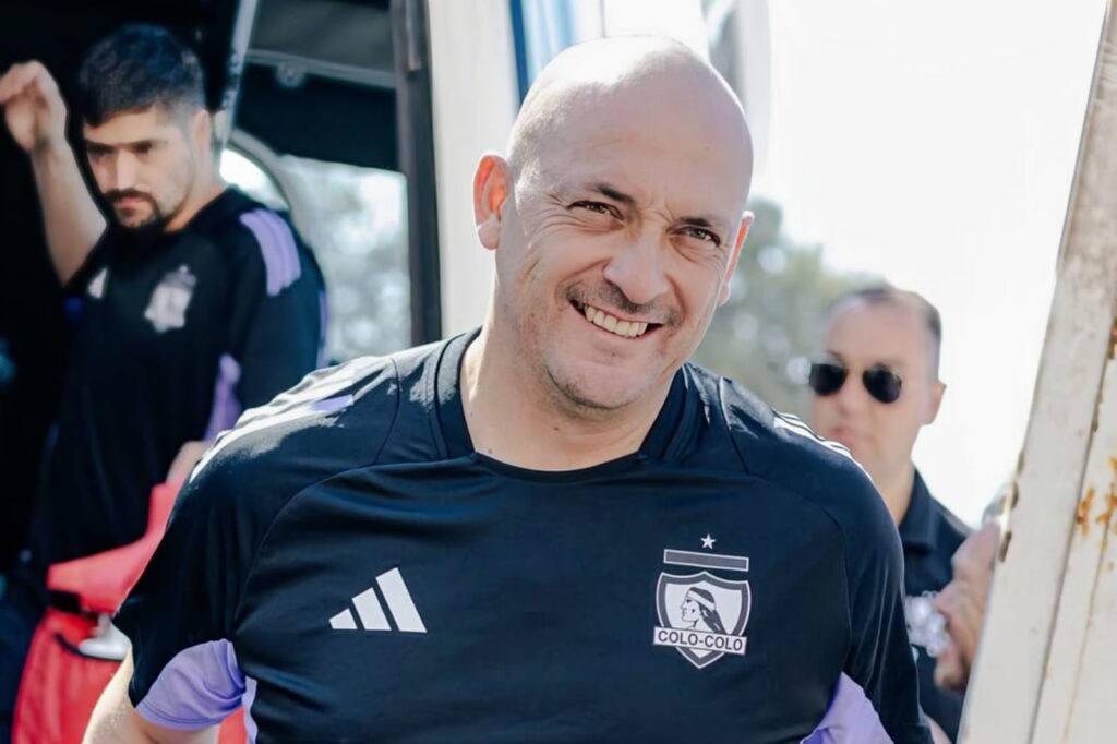 Eduardo Lobos con una camiseta de Colo-Colo.