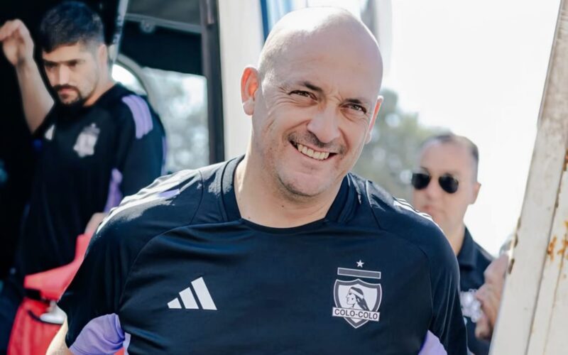 Eduardo Lobos con una camiseta de Colo-Colo.