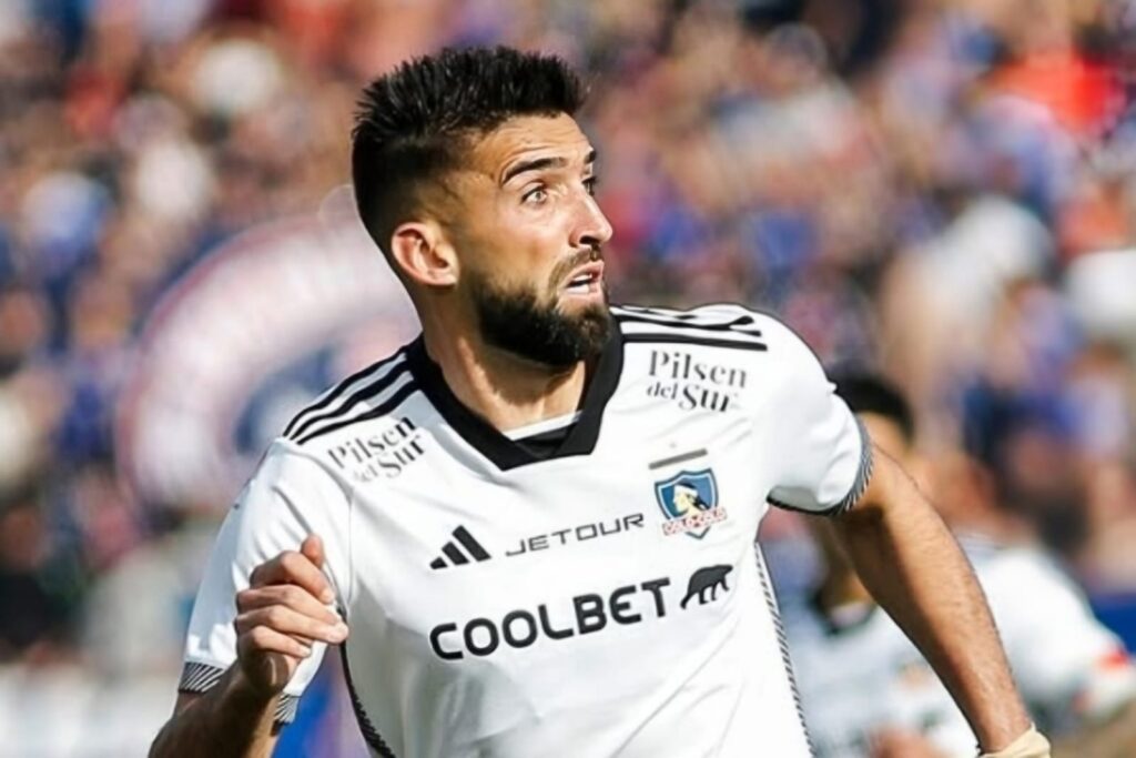 Emiliano Amor con la camiseta de Colo-Colo.