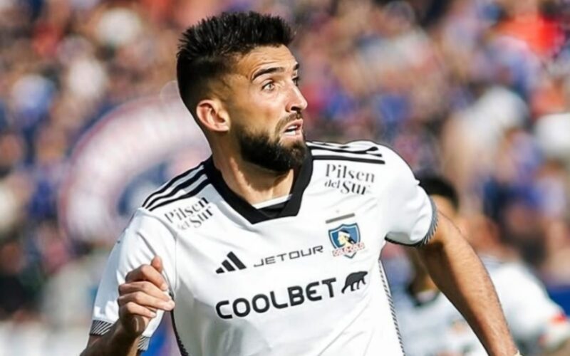 Emiliano Amor con la camiseta de Colo-Colo.