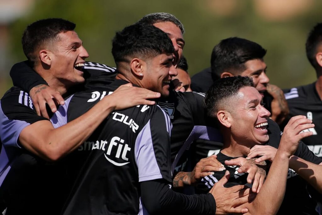 Jugadores durante un entrenamiento de Colo-Colo en el Estadio Monumental.