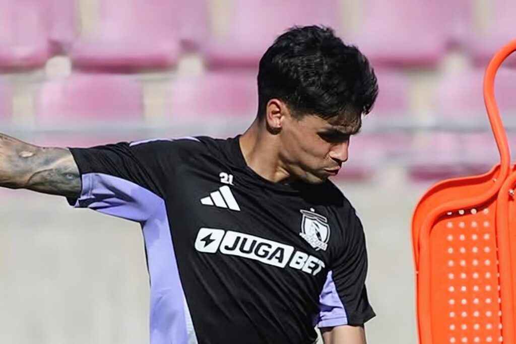 Erick Wiemberg con camiseta de Colo-Colo en un entrenamiento.