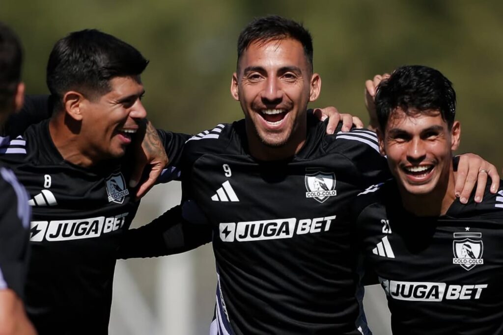 Esteban Pavez, Javier Correa y Erick Wiemberg con la camiseta de Colo-Colo.