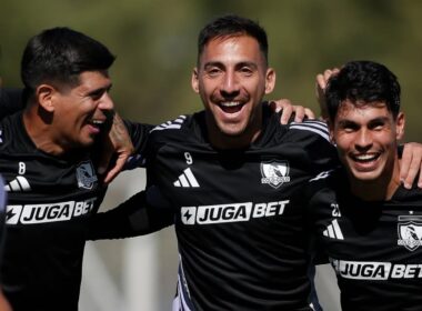 Esteban Pavez, Javier Correa y Erick Wiemberg con la camiseta de Colo-Colo.