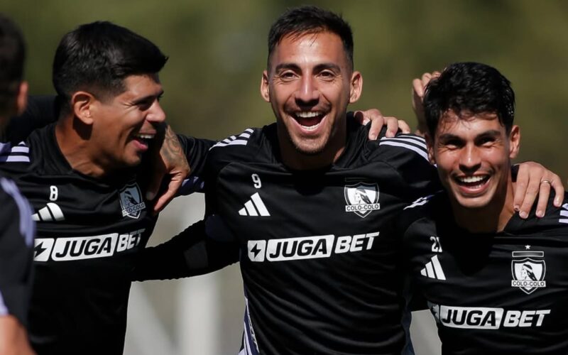 Esteban Pavez, Javier Correa y Erick Wiemberg con la camiseta de Colo-Colo.