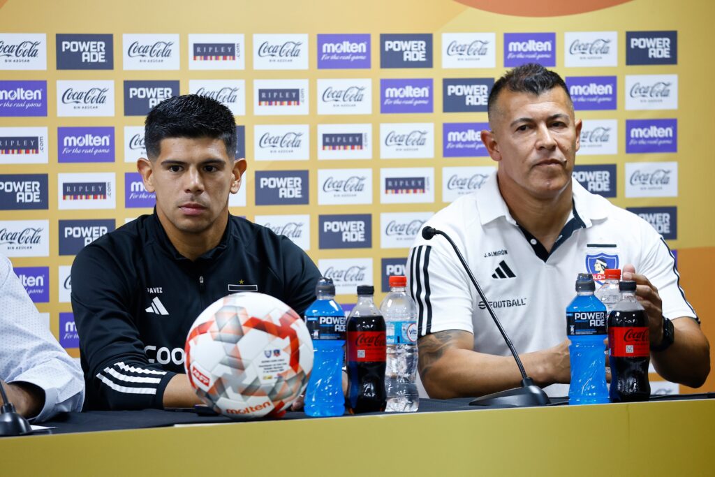 Esteban Pavez y Jorge Almirón durante una conferencia de prensa de la Supercopa.