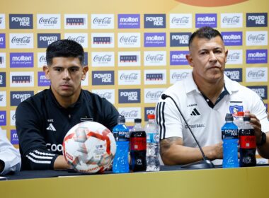 Esteban Pavez y Jorge Almirón durante una conferencia de prensa de la Supercopa.