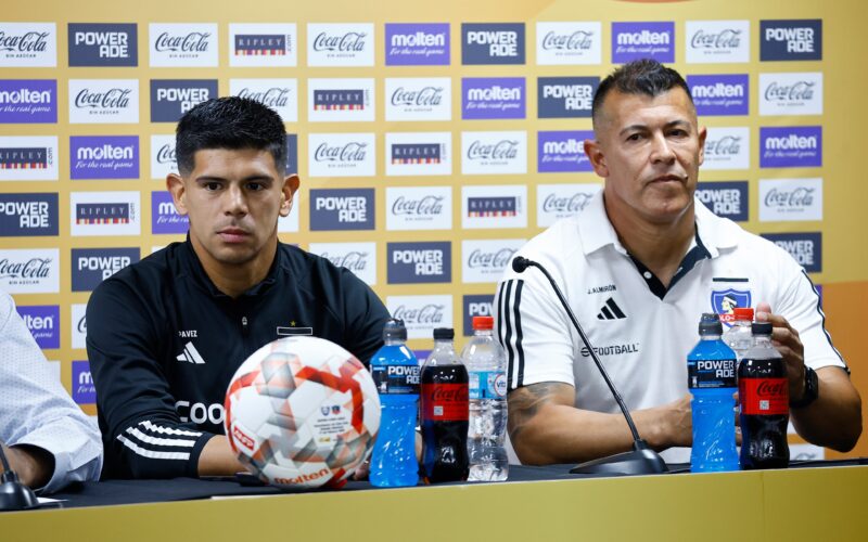 Esteban Pavez y Jorge Almirón durante una conferencia de prensa de la Supercopa.