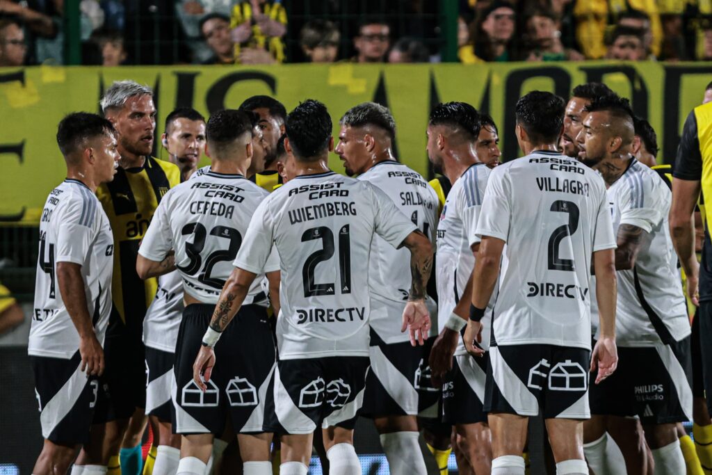 Jugadores de Colo-Colo y Peñarol tras la Expulsión de Alan Saldivia