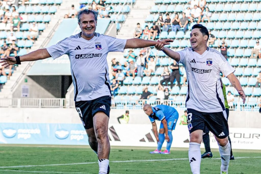 Fernando Vergara y Manuel Neira celebrando un gol en la Gira Centenario.