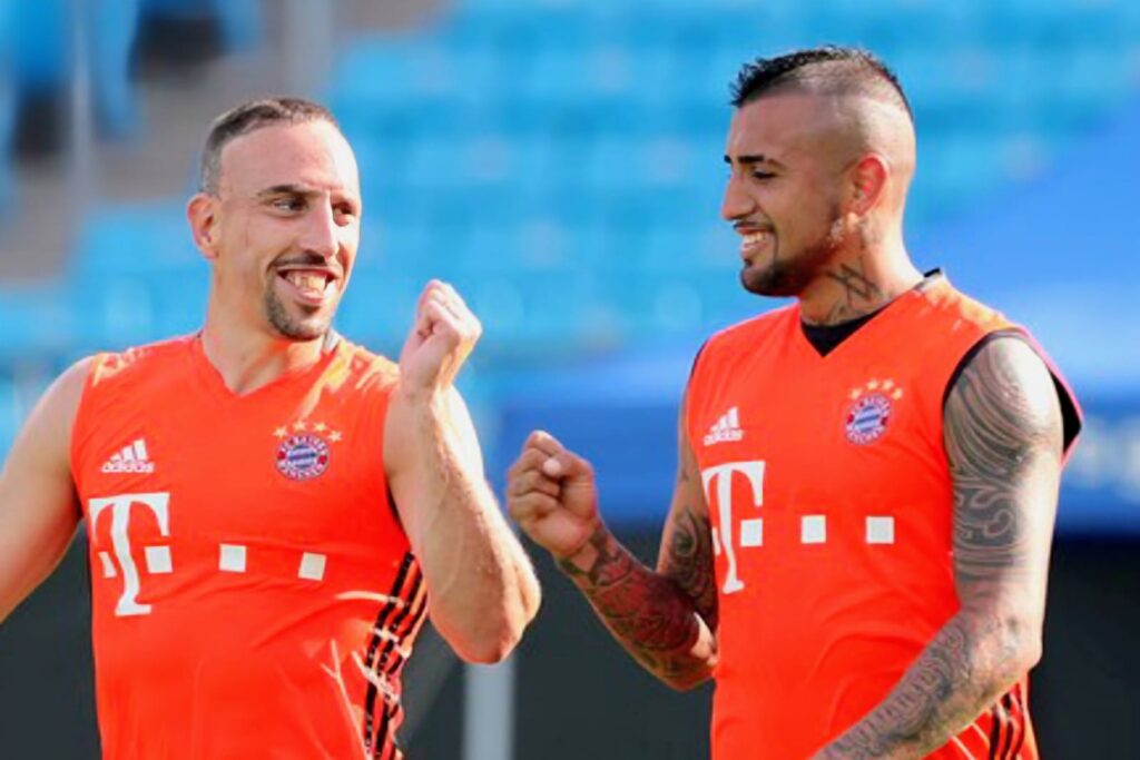 Franck Ribéry y Arturo Vidal durante un entrenamiento en el Bayern Múnich.