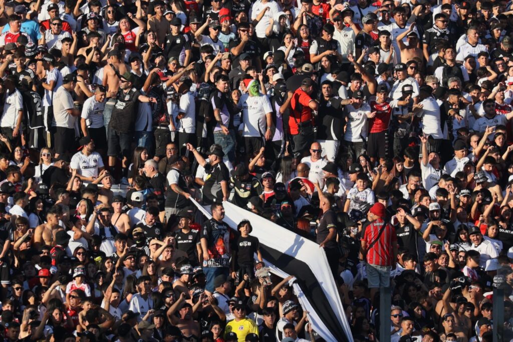 Garra Blanca en el sector Arica del Estadio Monumental.