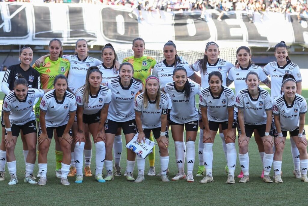 Jugadoras de Colo-Colo Femenino formadas para una foto.