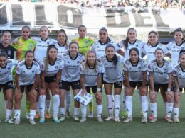 Jugadoras de Colo-Colo Femenino formadas para una foto.