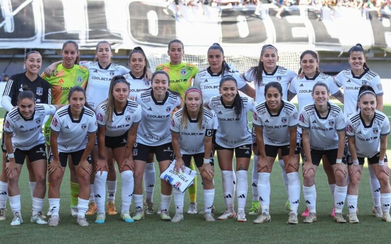 Jugadoras de Colo-Colo Femenino formadas para una foto.