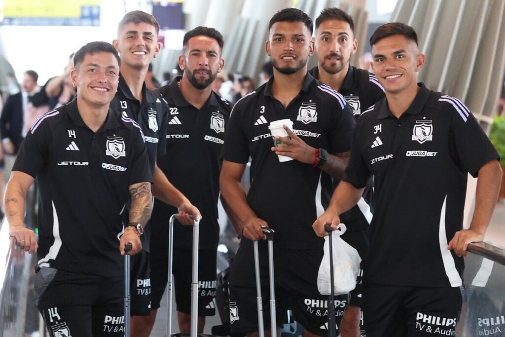 Jugadores de Colo-Colo en el Aeropuerto de Santiago antes de viajar a Uruguay.