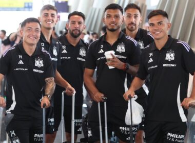 Jugadores de Colo-Colo en el Aeropuerto de Santiago antes de viajar a Uruguay.