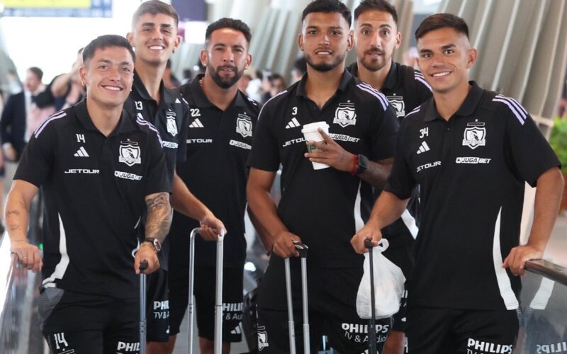 Jugadores de Colo-Colo en el Aeropuerto de Santiago antes de viajar a Uruguay.