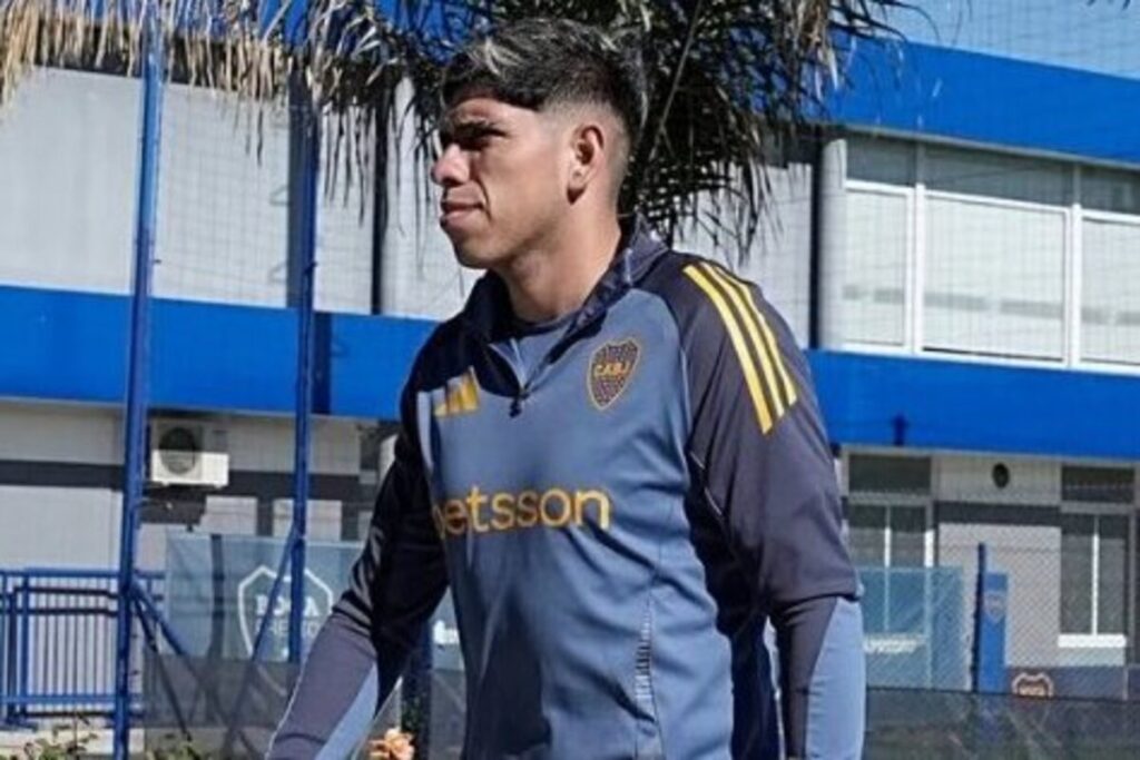 Primer plano de Carlos Palacios con indumentaria de Boca Juniors.