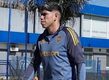 Primer plano de Carlos Palacios con indumentaria de Boca Juniors.