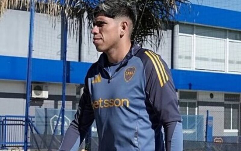 Primer plano de Carlos Palacios con indumentaria de Boca Juniors.