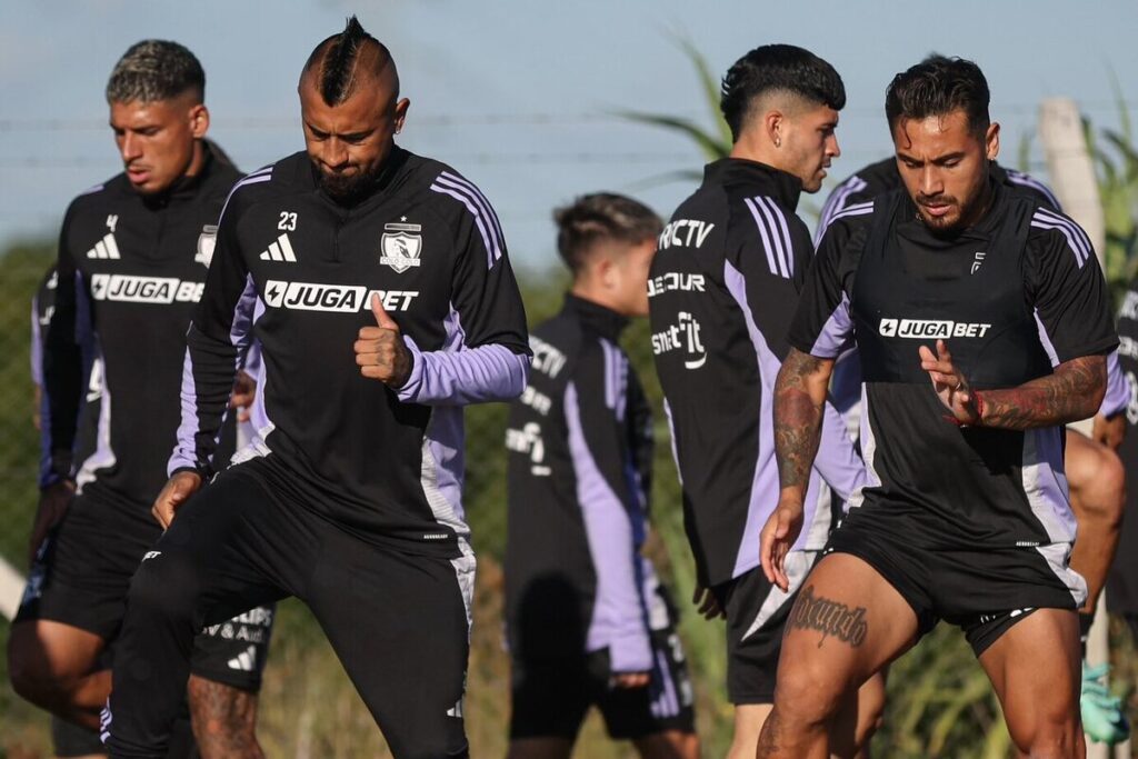 Jugadores de Colo-Colo entrenando.