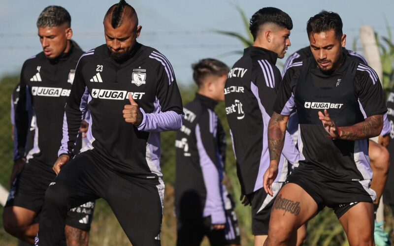 Jugadores de Colo-Colo entrenando.