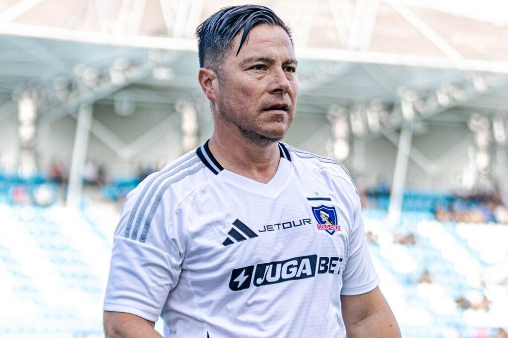 Primer plano de Rodolfo Madrid con la camiseta de Colo-Colo en un partido de la Gira Centenario.