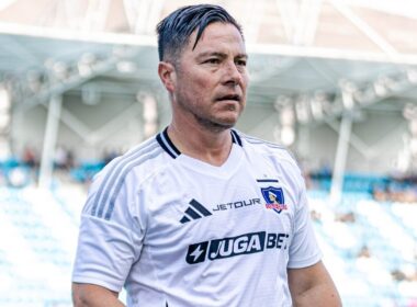 Primer plano de Rodolfo Madrid con la camiseta de Colo-Colo en un partido de la Gira Centenario.