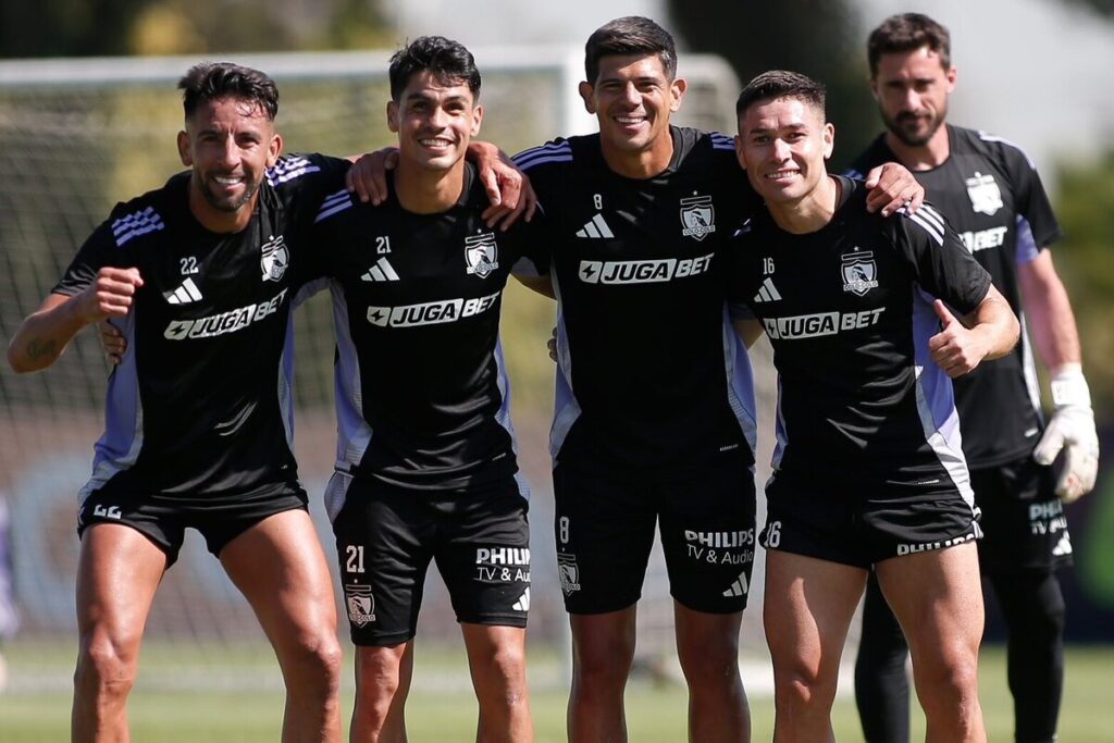 Jugadores de Colo-Colo posando para una foto.