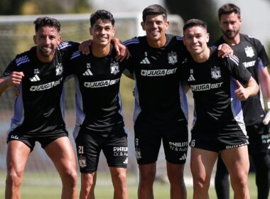 Jugadores de Colo-Colo posando para una foto.