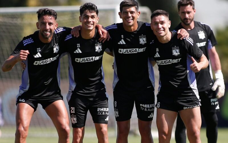 Jugadores de Colo-Colo posando para una foto.