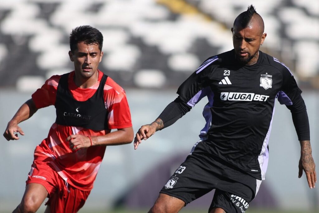 Arturo Vidal llevando el balón ante la marca de un rival en un amistoso entre Colo-colo y Deportes Recoleta.