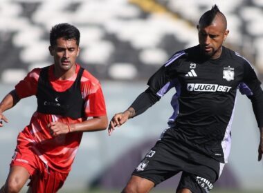 Arturo Vidal llevando el balón ante la marca de un rival en un amistoso entre Colo-colo y Deportes Recoleta.