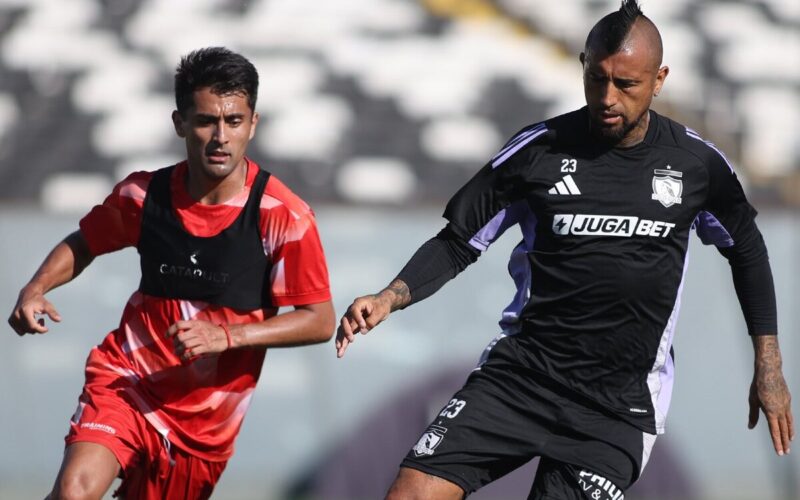 Arturo Vidal llevando el balón ante la marca de un rival en un amistoso entre Colo-colo y Deportes Recoleta.