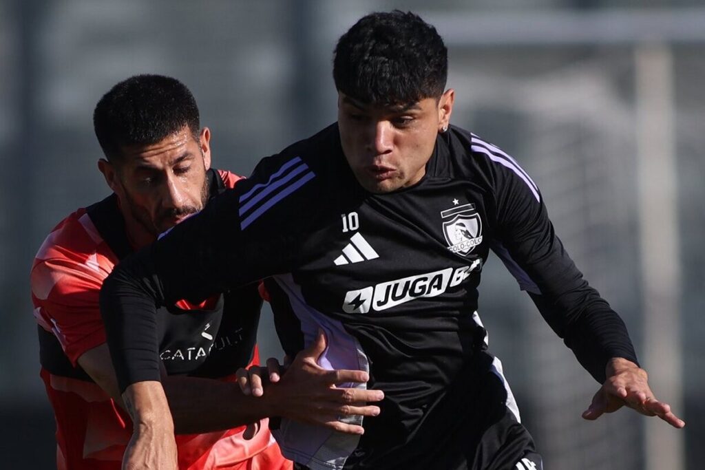 Claudio Aquino disputando amistoso entre Colo-Colo y Deportes Recoleta.