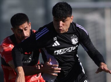 Claudio Aquino disputando amistoso entre Colo-Colo y Deportes Recoleta.