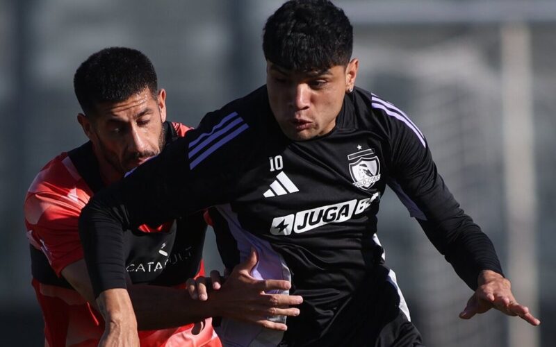 Claudio Aquino disputando amistoso entre Colo-Colo y Deportes Recoleta.