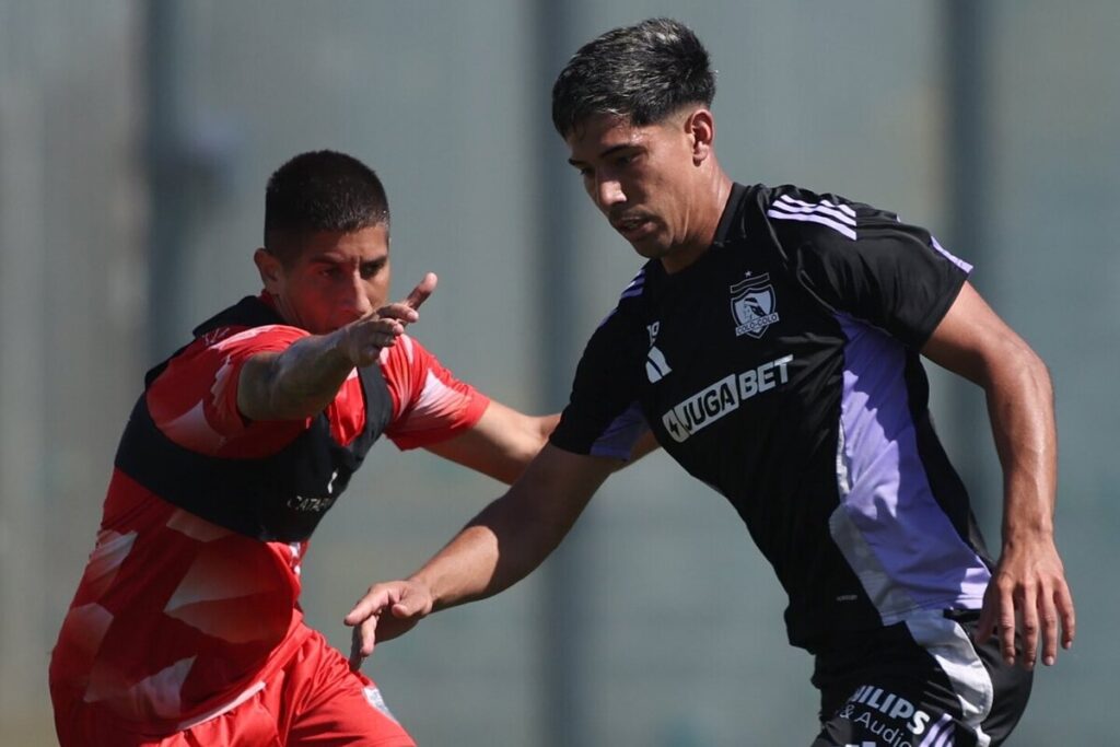 Salomón Rodríguez enfrentando la marca de un rival en un amistoso entre Colo-Colo y Deportes Recoleta.