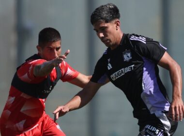 Salomón Rodríguez enfrentando la marca de un rival en un amistoso entre Colo-Colo y Deportes Recoleta.