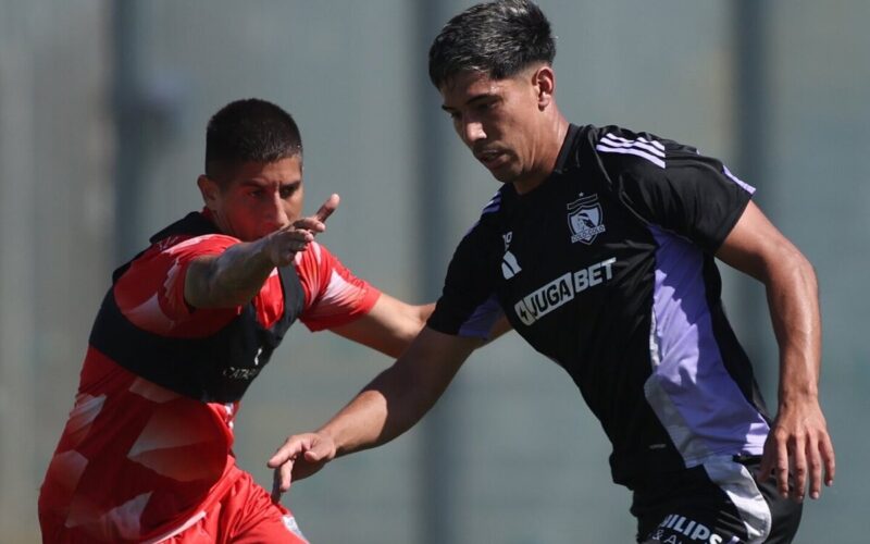 Salomón Rodríguez enfrentando la marca de un rival en un amistoso entre Colo-Colo y Deportes Recoleta.