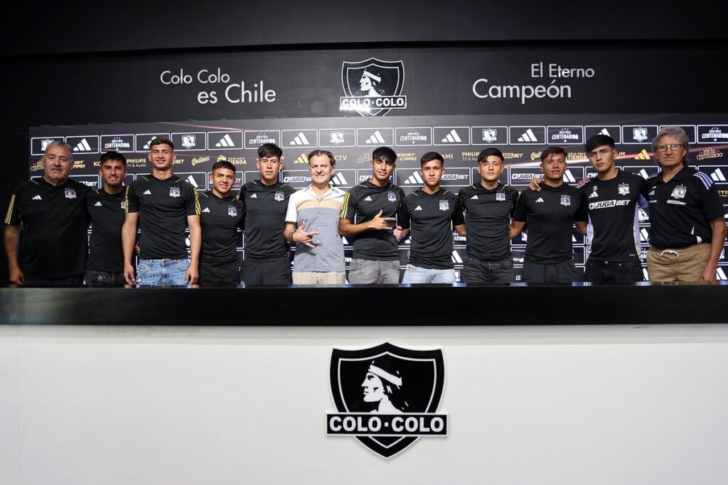 Juveniles de Colo-Colo tras firmar su primer contrato profesional.