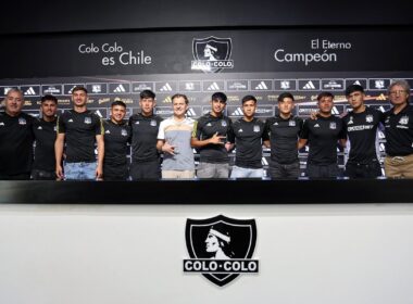 Juveniles de Colo-Colo tras firmar su primer contrato profesional.