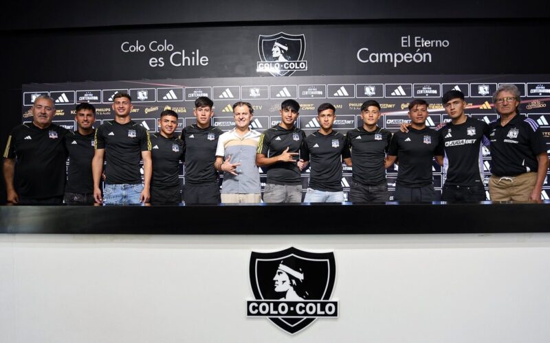 Juveniles de Colo-Colo tras firmar su primer contrato profesional.