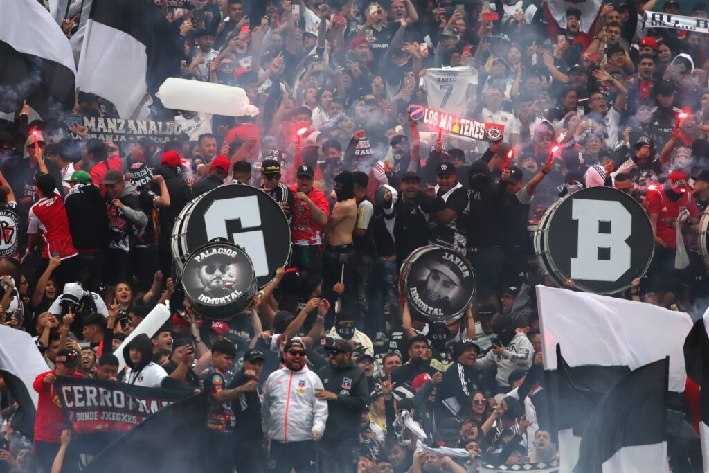 Hinchada de Colo-Colo en el Estadio Monumental.